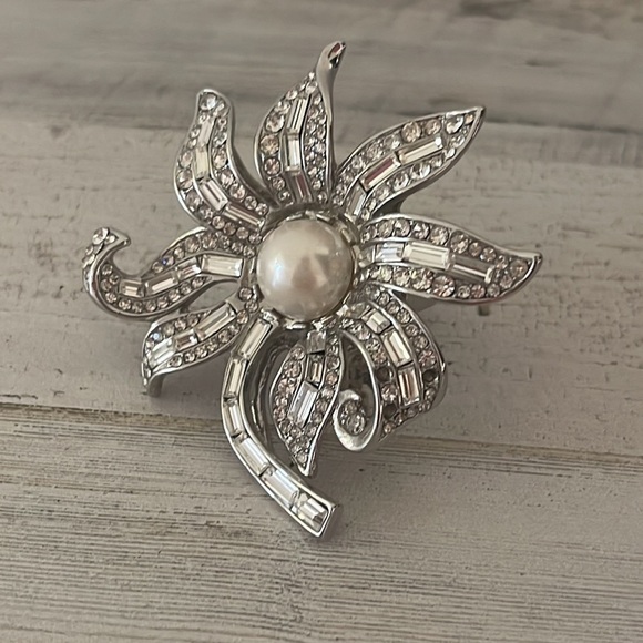 Sparkly Rhinestone Flower Ring. - Picture 3 of 4